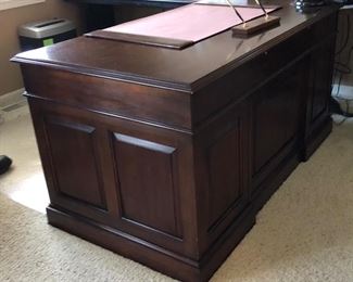 Vintage Statton Trutype Americana executive desk, 60”w x 32”d x 30”h with 2 locking file drawers, 1 locking middle drawer and keys