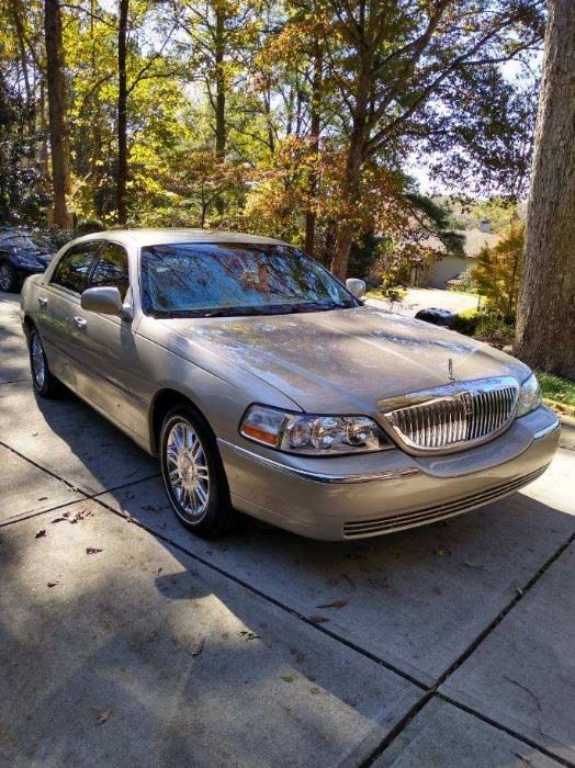 2009 Lincoln Continental Carl Limited Series excellent condition under 100,000 miles one owner 