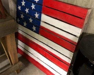 13-star American flag painted onto a pallet.