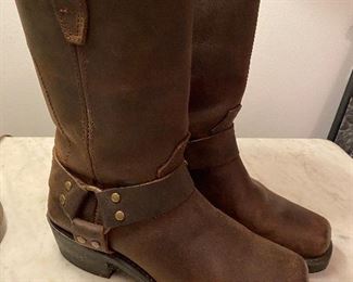 $50, ladies dingo leather boots, never worn. Size 7.5.
~~~ TO PURCHASE OR INQUIRE ABOUT THIS ITEM - SEND A TEXT TO 251.525.0966.
