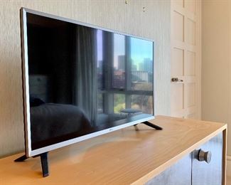 Item 30:  LG TV  32" -Model 32LJ550B: $75