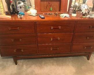 Dresser Mid Century 9 drawers