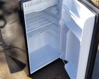 Appartment size fridge 