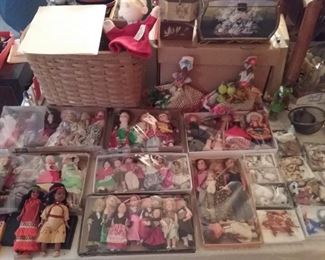 TRAY LOTS OF VINTAGE DOLLS