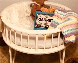 Round infant bassinet 
