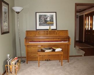 Yamaha Oak M302 Piano Bench, Sheet Music, Music Books