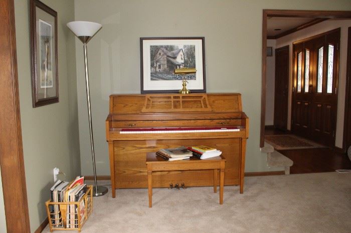 Yamaha Oak M302 Piano Bench, Sheet Music, Music Books