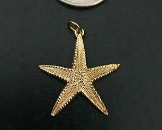 14k yellow gold starfish pendant or charm, measuring 1", in diameter and weighing 2.6g.  $198