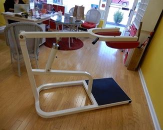 Squat Machine works Quads, Hamstrings and Glutes. The smooth movement and excellent balance helps to strengthen the muscles without putting stress on the knee or hip.