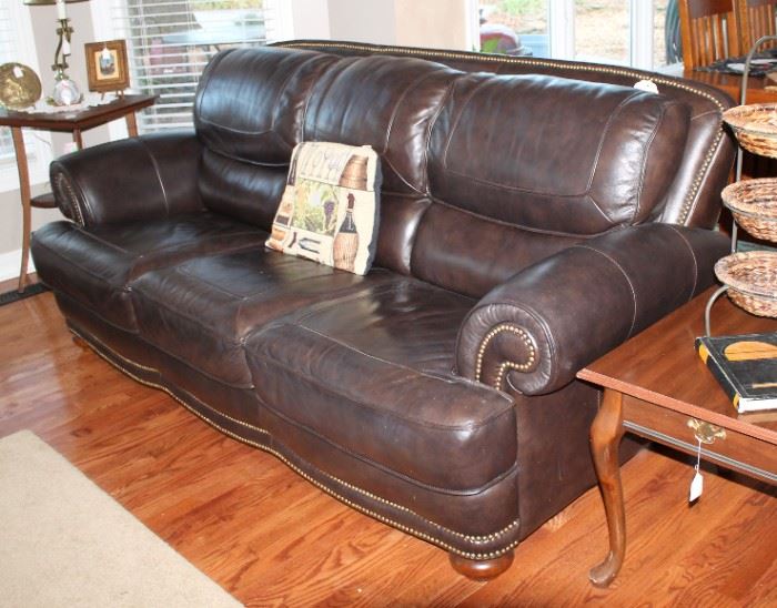 Very nice and comfy leather sofa