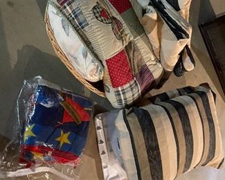 79. Blankets, manufactured quilt, pillow, tub and bedspread $25