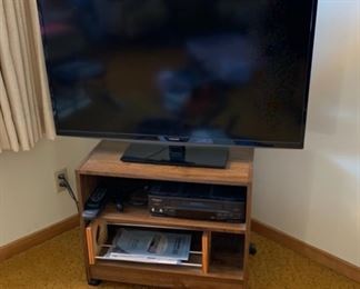 CLEARANCE !  $25.00 NOW, WAS $80.00...............40" Toshiba Flat Screen LED TV Model 40L2200U, Stand included  (P193) 