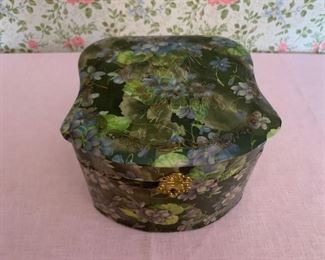 CLEARANCE !  $20.00 NOW, WAS $50.00......................Collars and Cuffs Celluloid Box (P716)