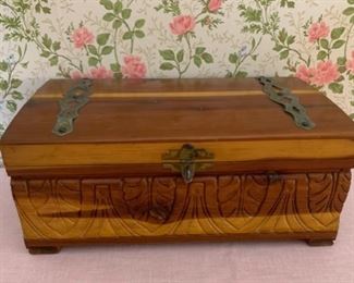 CLEARANCE  !  $5.00 NOW, WAS $15.00...............Jewelry Box (P720)