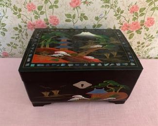 REDUCED!  $11.25 NOW, WAS $15.00...............Jewelry Box Musical (P724)