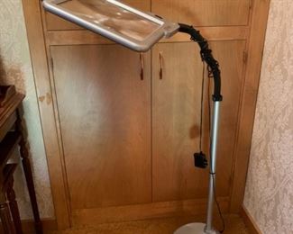 CLEARANCE  !  $20.00 NOW, WAS $60.00.................Full Page Magnifying Floor Lamp (P876)