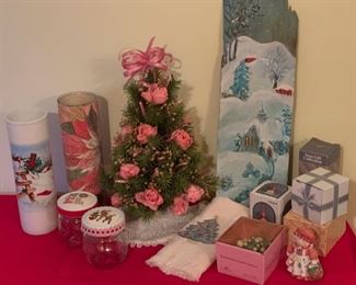 REDUCED!  $7.50 NOW, WAS $10.00..............Christmas Decor (P925)