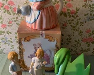 CLEARANCE  !  $4.00 NOW, WAS $16.00...............Teapot and Glassware (P939)