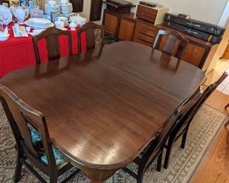 Late 20th century Ethan Allen Georgian Court Table and 6 chairs table with out 12" leaf is 59" x 45"