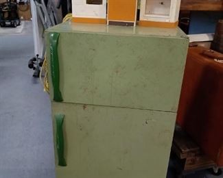 352Vintage Metal Toy Refrigerator