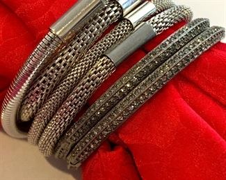 This fun lots contains six silver-tone bracelets. Four are stretch bracelets and two are hinged bangle bracelets. All would be a great addition to style up your wardrobe! 