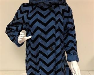 Myra Pac Now Lightweight Jacket (w/tag). Now, this is a beautiful jacket! In a beautiful shade of Sapphire and accented with black.  The fun part is, this coat is reversible!  Labeled as "The Ultimate Travel Solution" Size S/M