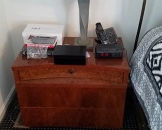 Bed side cabinets, Henrendon book match walnut lacquered, a pair of grey lamps