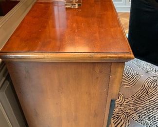 View of the top of the Hendredon Chest