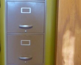 Vintage metal 4 drawer filing cabinet.