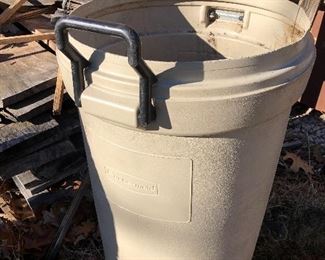 #63) $6 - Rubbermade Trash Can