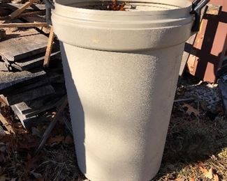 #63) $6 - Rubbermade Trash Can