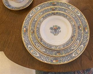 Lenox find China “Autumn” 86 pices decorated and trimmed with 24k gold and enamel detailed 14 complete 5 pc place settings ++
900 all