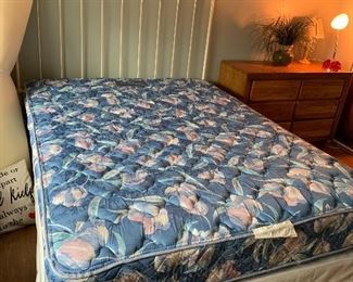 Queen size Bed Back care by Simmons