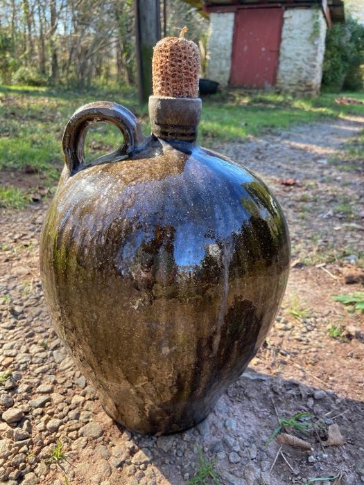 Daniel Seagle Pottery, 2 Gallon, Excellent Condition.  This item will up  for auction on Monday, December 14.    Details to follow.  NCAL #10126