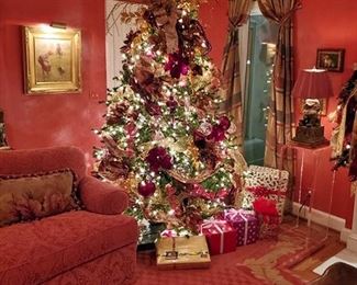 Living room Christmas tree decorated for Christmas!