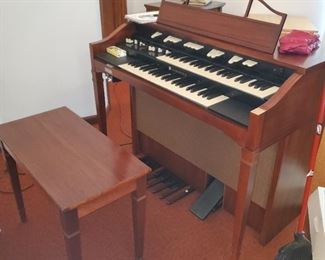 Church organ with bench and speaker $300 obo selling NOW