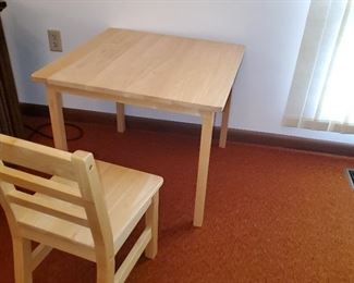 kids table with 2 chairs