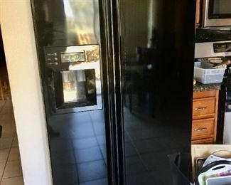 Samsung Refrigerator w/ icemaker & water