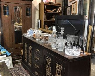 ARTE' DE' MEXICO BAR CABINET, CRYSTAL AND GLASS BOWLS, CHAMPAGNE FLUTES,DECORATIVE PLATES ETC.