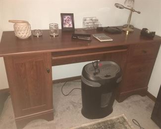Home Office Desk --Sturdy and Versatile