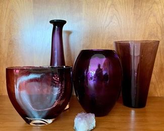 Item 211:  Lot of purple glass and amethyst geode: $24