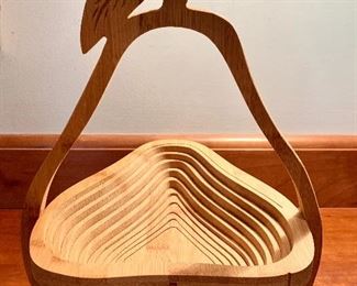 detail - turns into a basket!