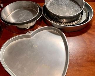 Item 249:  Lot of bakeware: $8