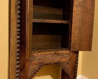 detail - shelf inside