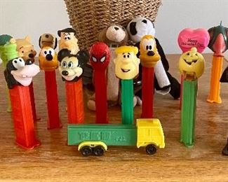 Item 288:  Lot of assorted Pez dispensers:  $18