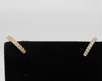 Stone: White Topaz
Type: Hoop Earrings
Metal: Sterling Silver