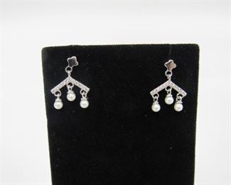 Stone: Pearl & White Topaz
Type: Chandelier Earrings
Metal: Sterling Silver
Located in: Chattanooga, TN **Sold As-Is Where Is**