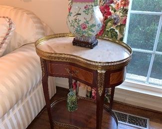 Kidney shaped marble top side table in great condition 13"x20"x2'5"
