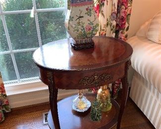 Mahogany side table with single drawer in excellent condition 1'11"x2'8"x2'6"