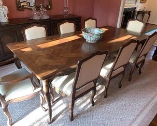 Beautiful Baker dining room table with 8 chairs in excellent condition 8'4"x3'10" (table extension 2'2")